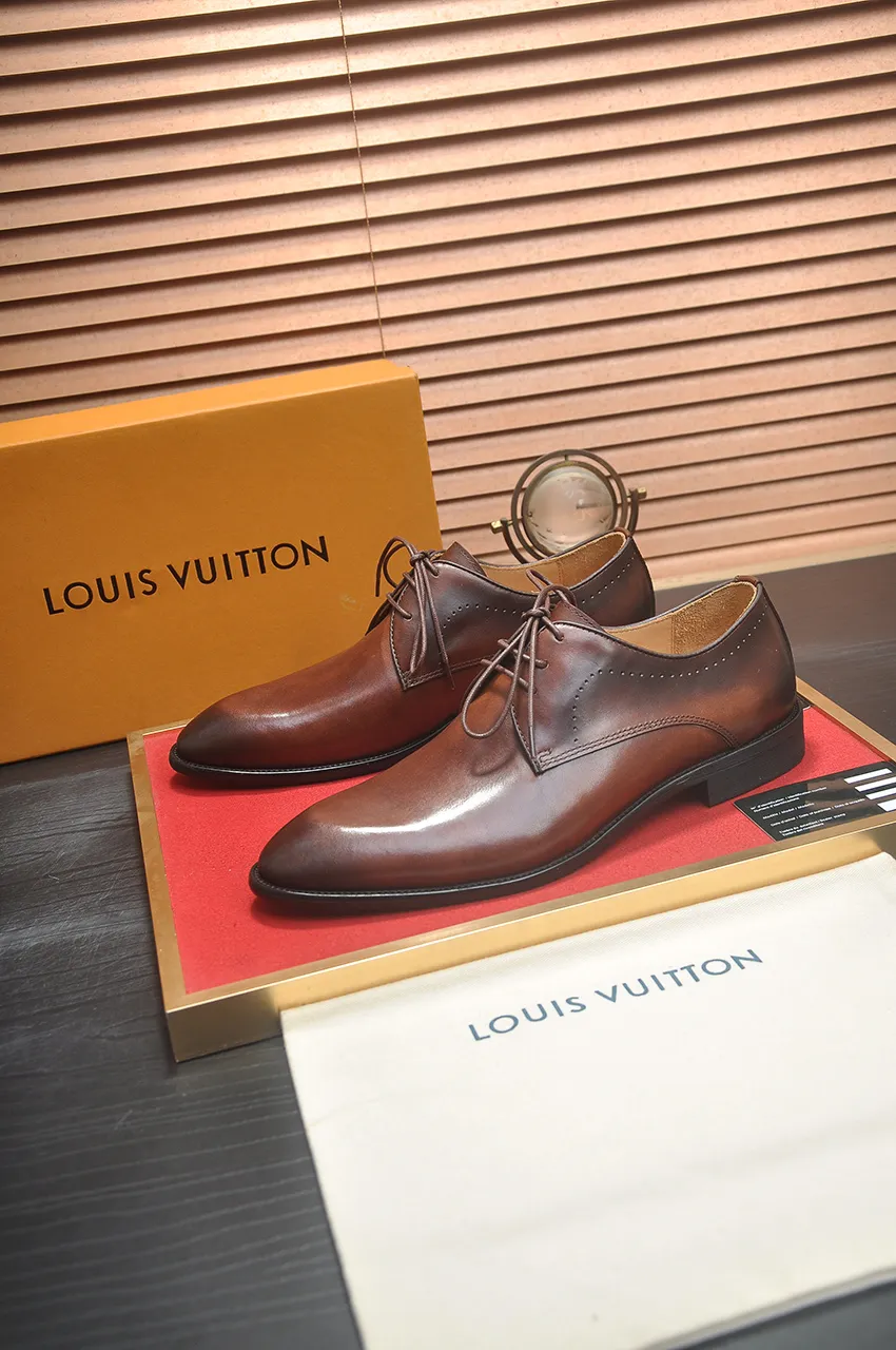 Men's men's shoes 💰540💶 [LV] (original single cowhide lining) 🍀LV's latest genuine leather business suit shoes are launched simultaneously on the official website. The first-layer cowhide imported from Italy is made of heavy gold, 💥official website 1:1 rubber outsole. Versatile to wear, high-end without losing class, and the color combination is extraordinary. This four-season style is alluring when worn on your feet, showing off your big-name flair. Standard code 38-45 (45 customized)